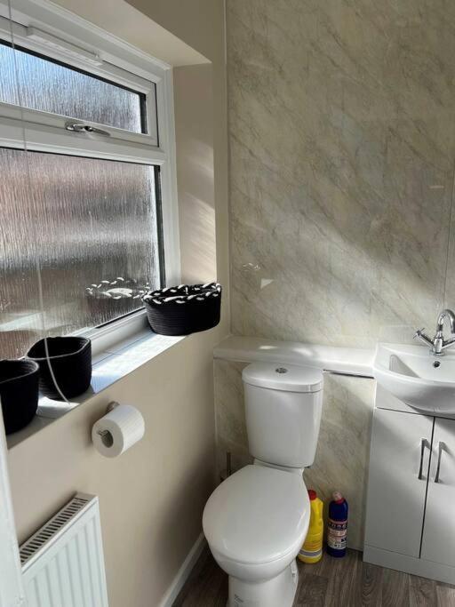 Spacious 2-Bedroom House In Stockton Heath With Free Wifi By Amazing Spaces Relocations Ltd Warrington Kültér fotó