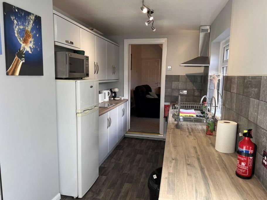 Spacious 2-Bedroom House In Stockton Heath With Free Wifi By Amazing Spaces Relocations Ltd Warrington Kültér fotó