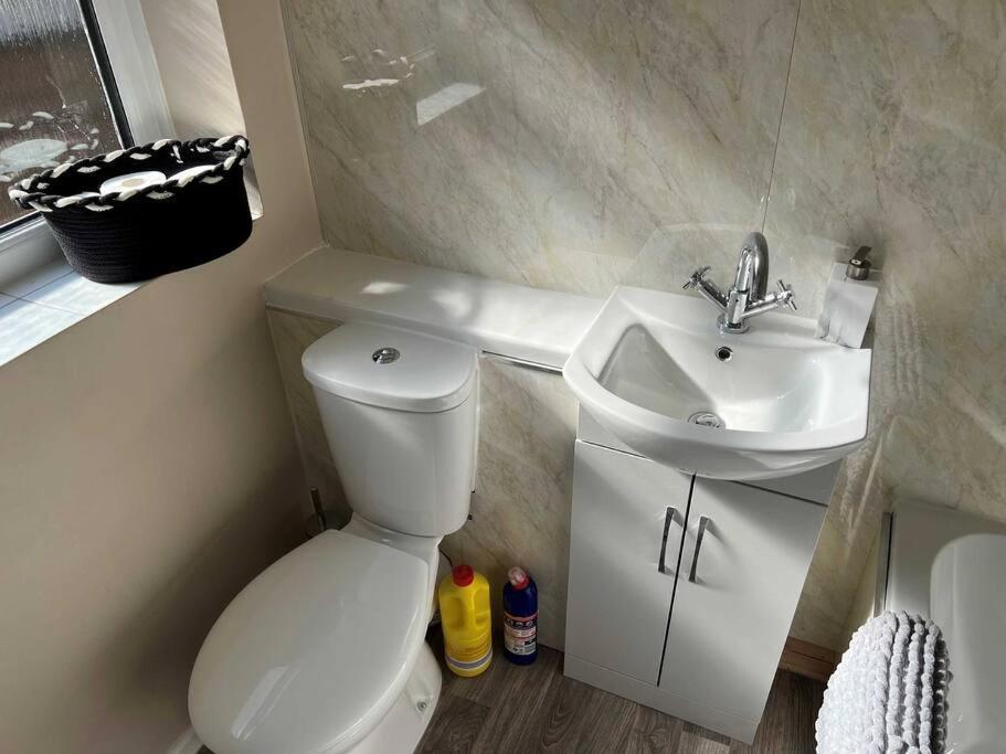 Spacious 2-Bedroom House In Stockton Heath With Free Wifi By Amazing Spaces Relocations Ltd Warrington Kültér fotó