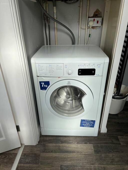 Spacious 2-Bedroom House In Stockton Heath With Free Wifi By Amazing Spaces Relocations Ltd Warrington Kültér fotó
