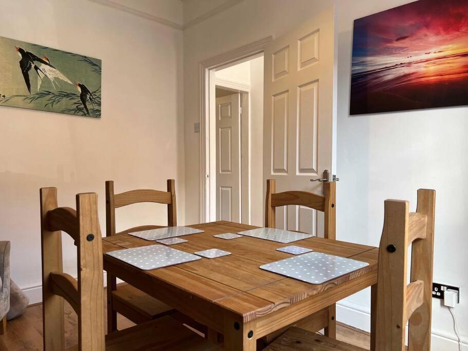 Spacious 2-Bedroom House In Stockton Heath With Free Wifi By Amazing Spaces Relocations Ltd Warrington Kültér fotó