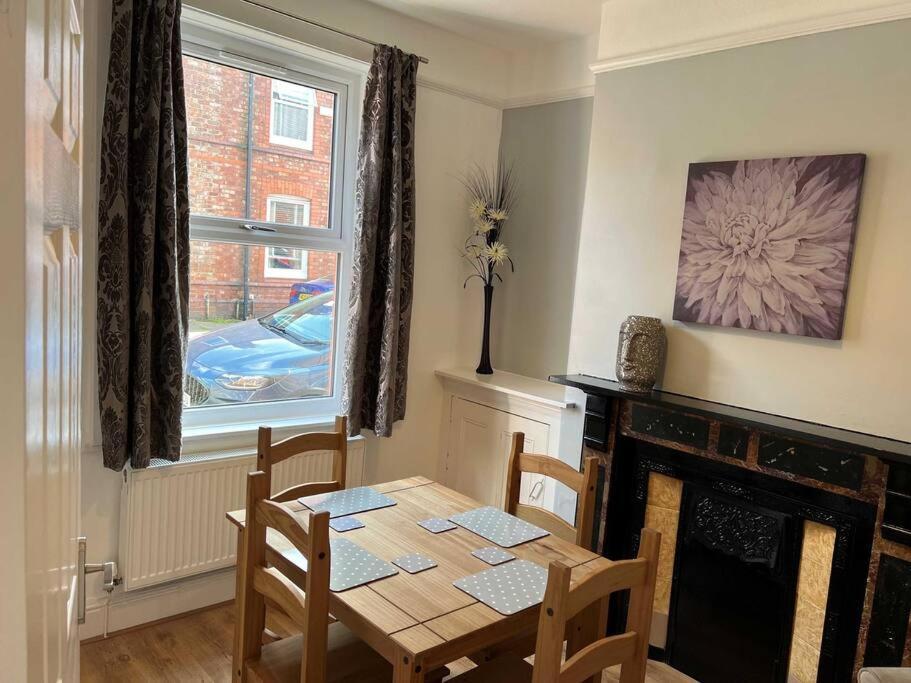 Spacious 2-Bedroom House In Stockton Heath With Free Wifi By Amazing Spaces Relocations Ltd Warrington Kültér fotó