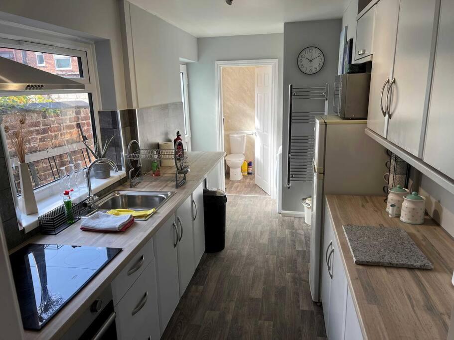 Spacious 2-Bedroom House In Stockton Heath With Free Wifi By Amazing Spaces Relocations Ltd Warrington Kültér fotó